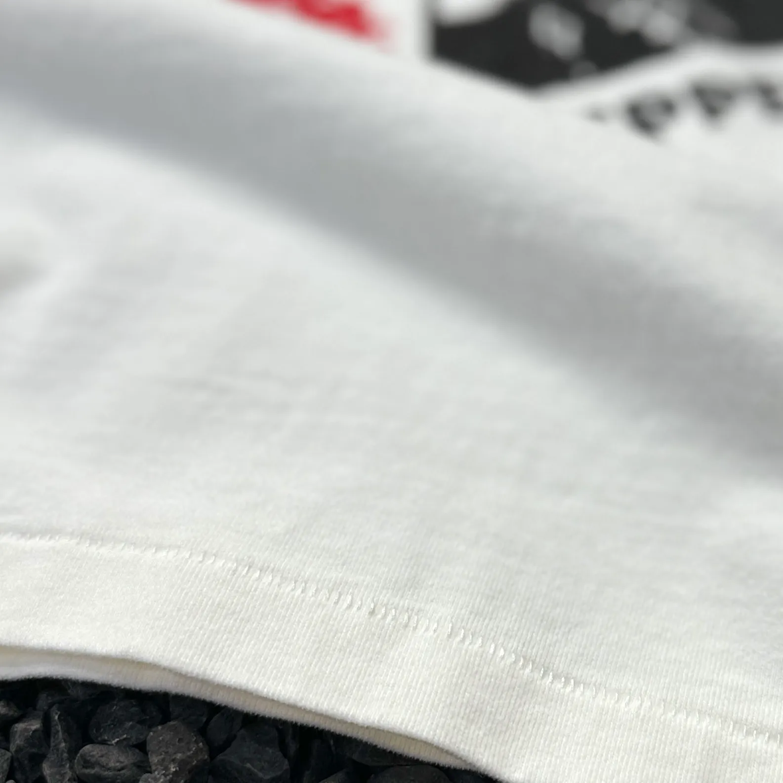 P158 # CTS-96 Saint 26SS RHCP Red Hot Chili Peppers co-branded long sleeves. Original washed 260g pure cotton fabric. Retro single-stitch heaven and earth stitch technology. Heavy Assute fermentation mill washing water. Invincible hand feel and texture. Size: S M L XL. The whole garment is made with Saint technology. The most common and complex single-needle sewing process (commonly known as single-thread heaven and earth stitch) among vintage vintage brands such as Michael